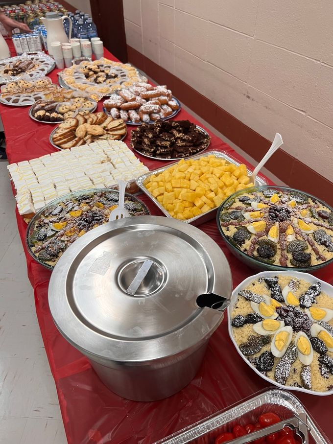 Une table de buffet avec beaucoup de nourriture dessus