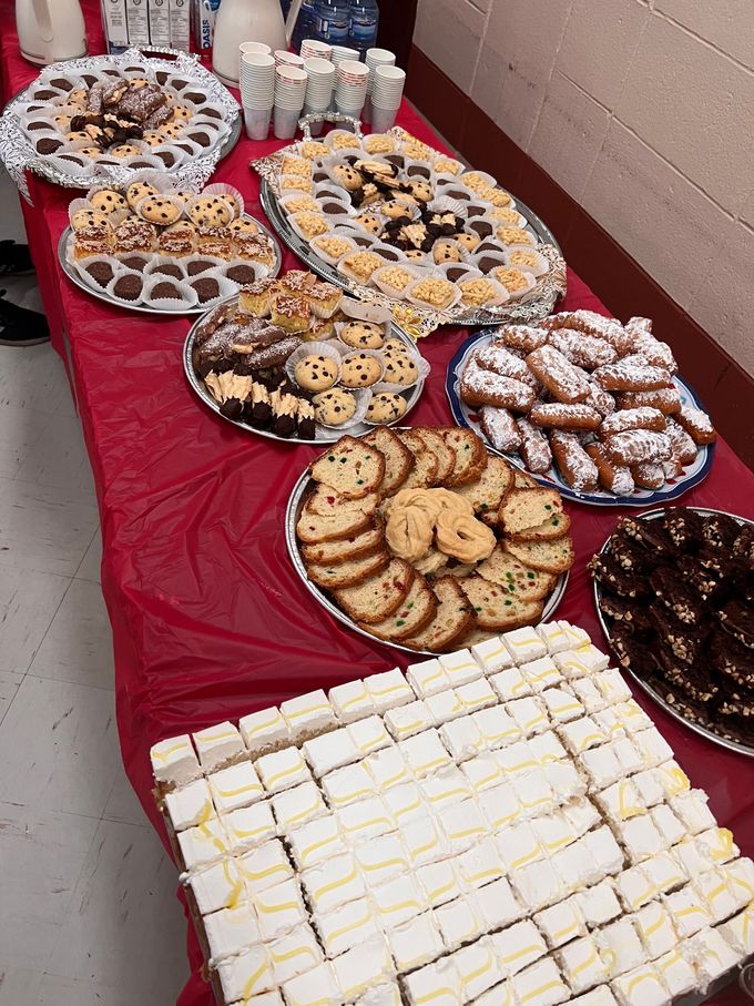 Une table avec beaucoup de différents types de desserts dessus