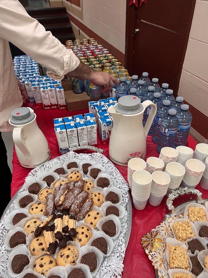 Une table avec une variété de nourriture et de boissons dessus.