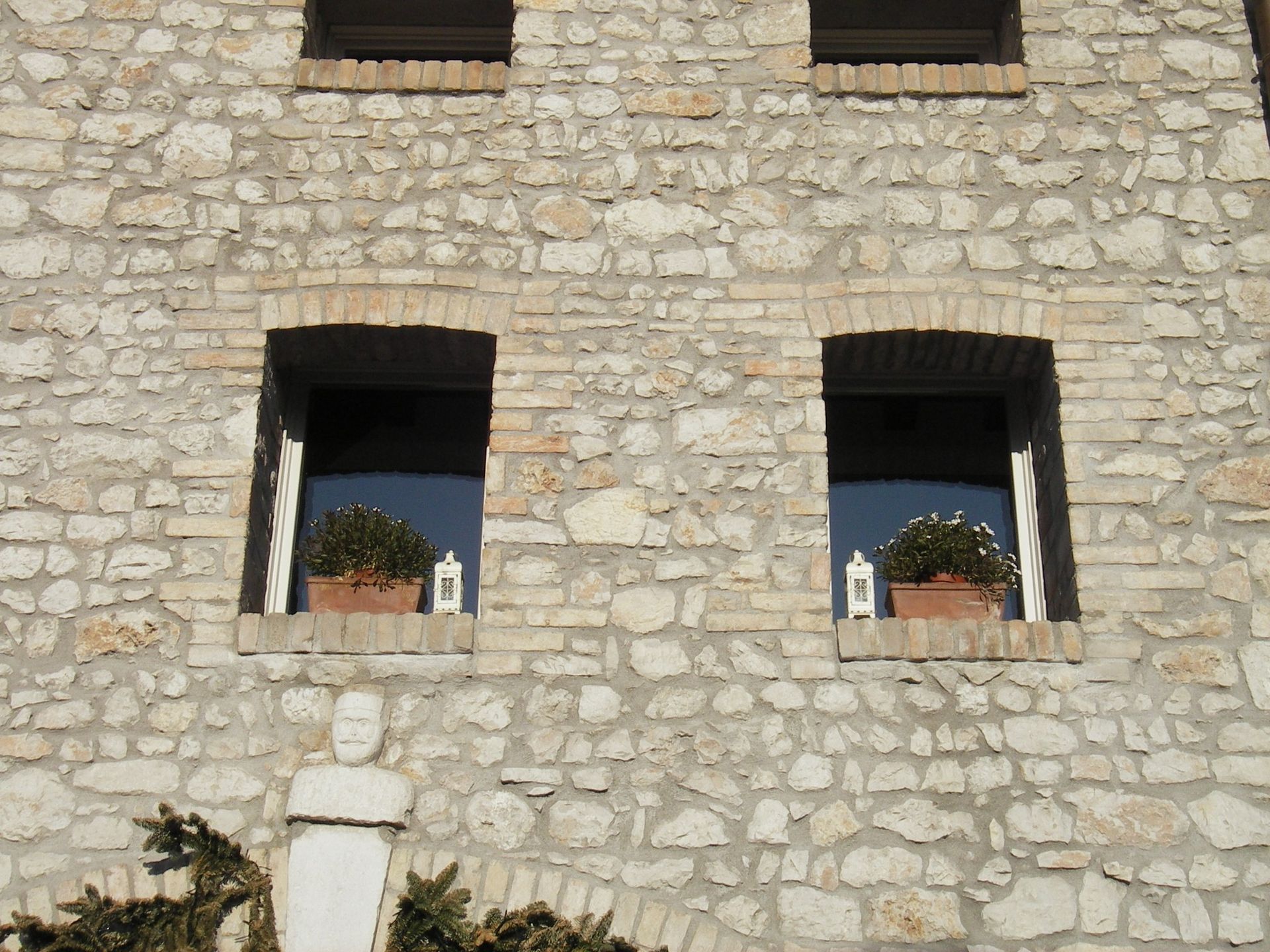 Facciata di un edificio storico di Pordenone dopo la riqualificazione edilizia a cura di Tolusso Costruzioni