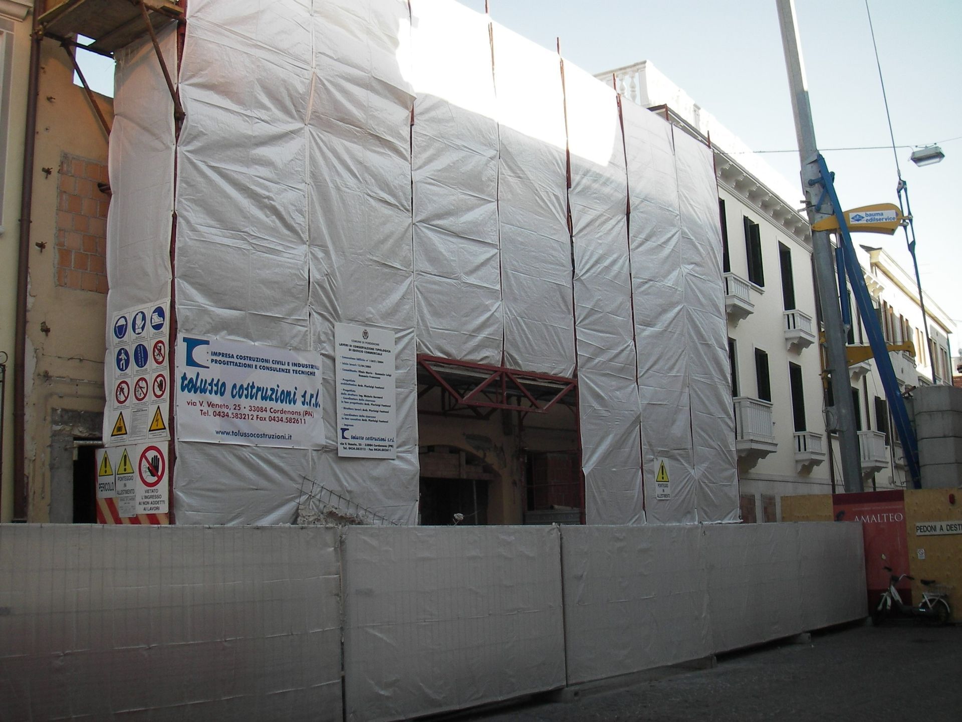 Cantiere di un edificio soggetto all'intervento di ristrutturazioni edilizie a Pordenone a cura di Tolusso Costruzioni