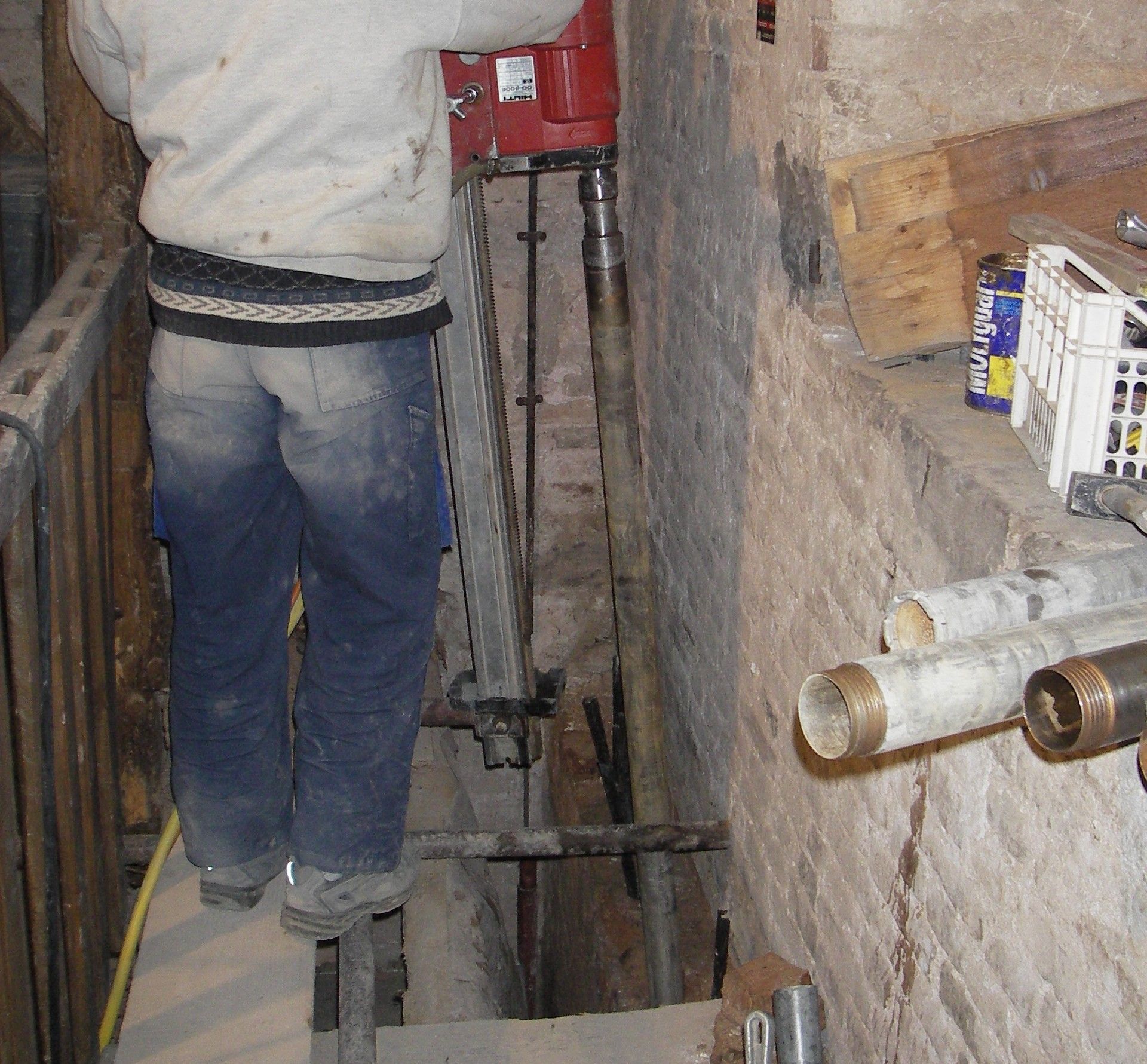 Operai di Tolusso Costruzioni lavorano alla riqualificazione edile di un edificio