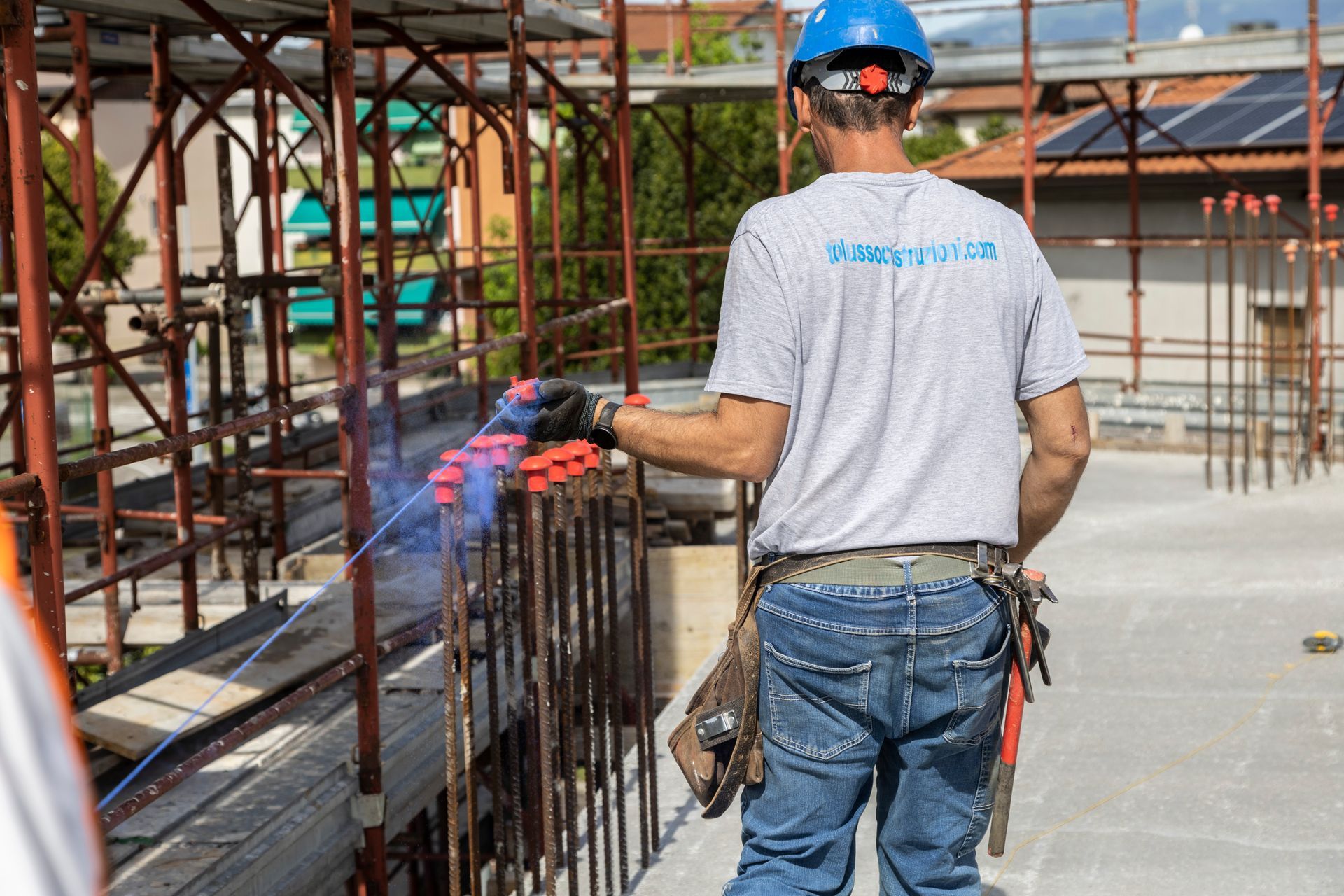 Dipendente della Tolusso Costruzioni lavora di spalle in cantiere