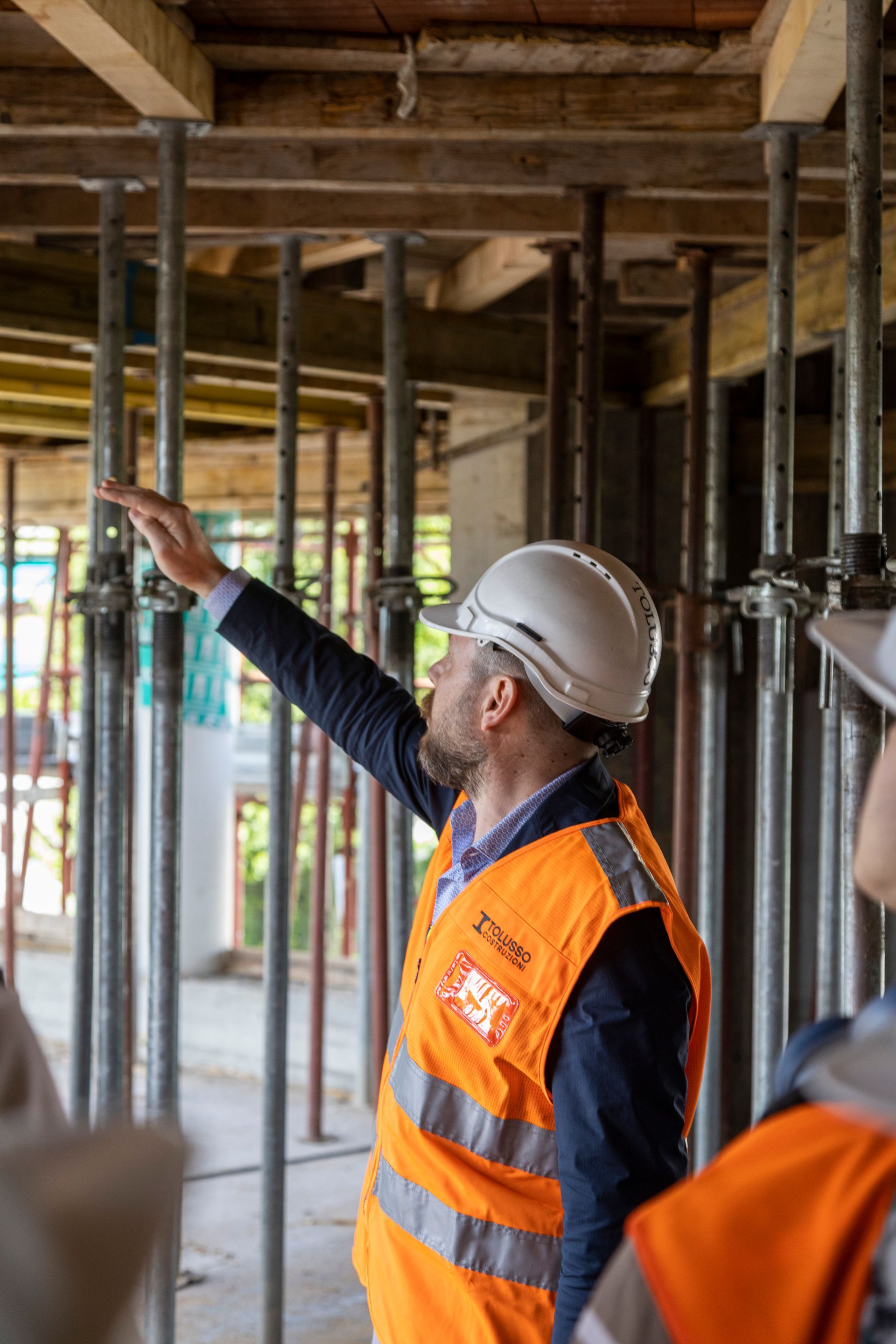 Un membro dello staff Tolusso Costruzioni osserva il lavoro svolto