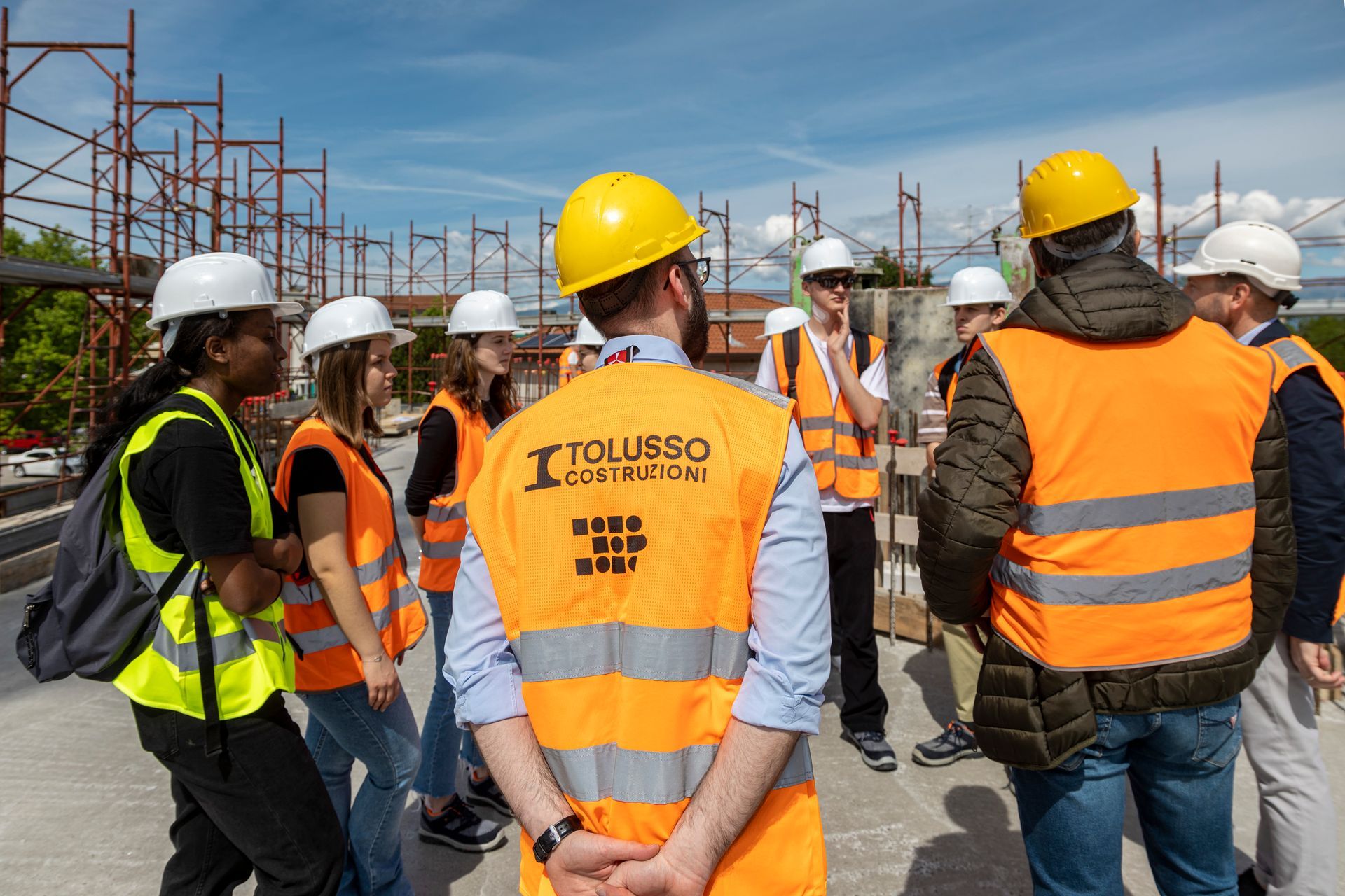 Riunione in cantiere tra i membri dello staff dell'impresa edile di Pordenone Tolusso