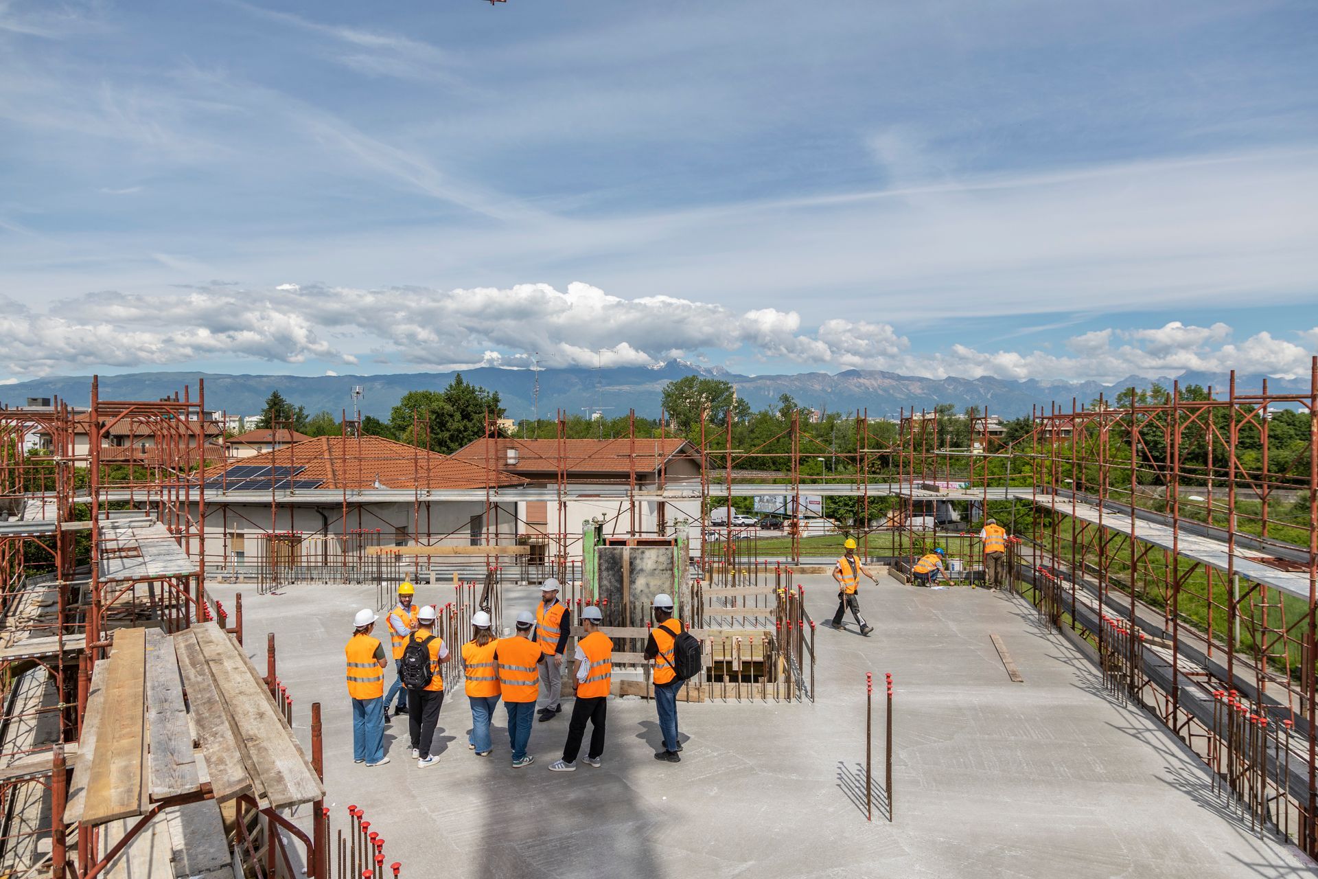 Vista dall'alto di un momento di confronto in cantiere tra i dipendenti della Tolusso Costruzioni