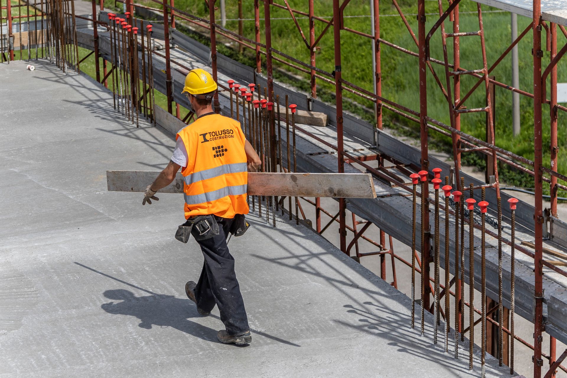 Un membro del personale dell'impresa di costruzioni edili di Pordenone Tolusso trasporta materiale
