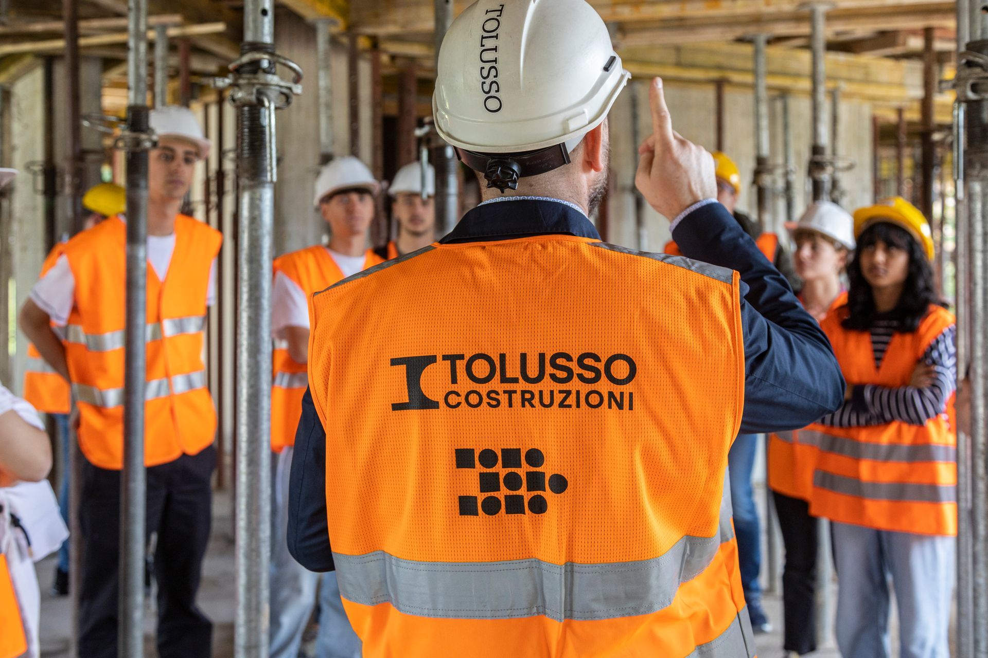 Un dipendente della Tolusso Costruzioni comunica direttive ai colleghi