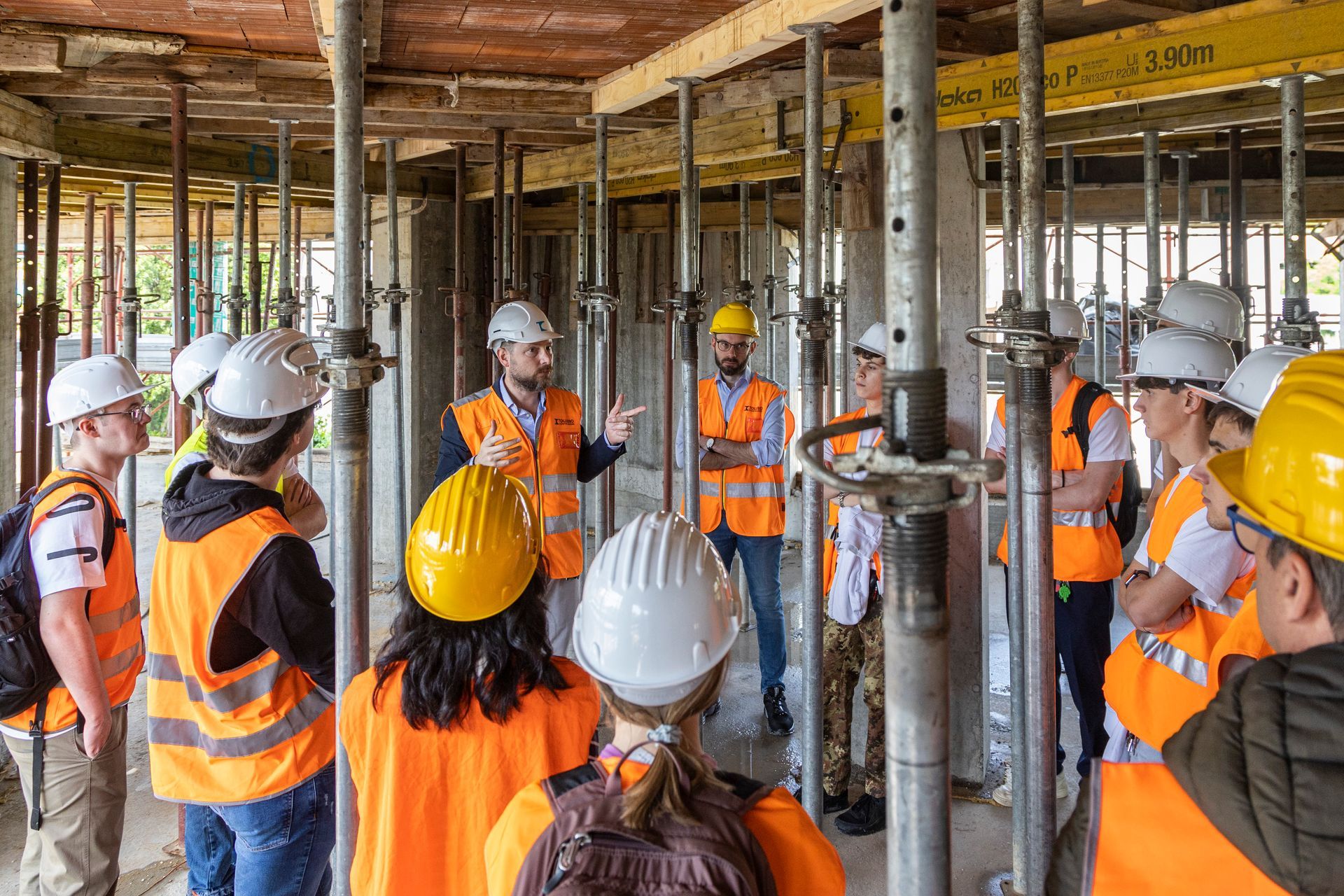 Dipendente della Tolusso Costruzioni si confronta con i colleghi nel cantiere
