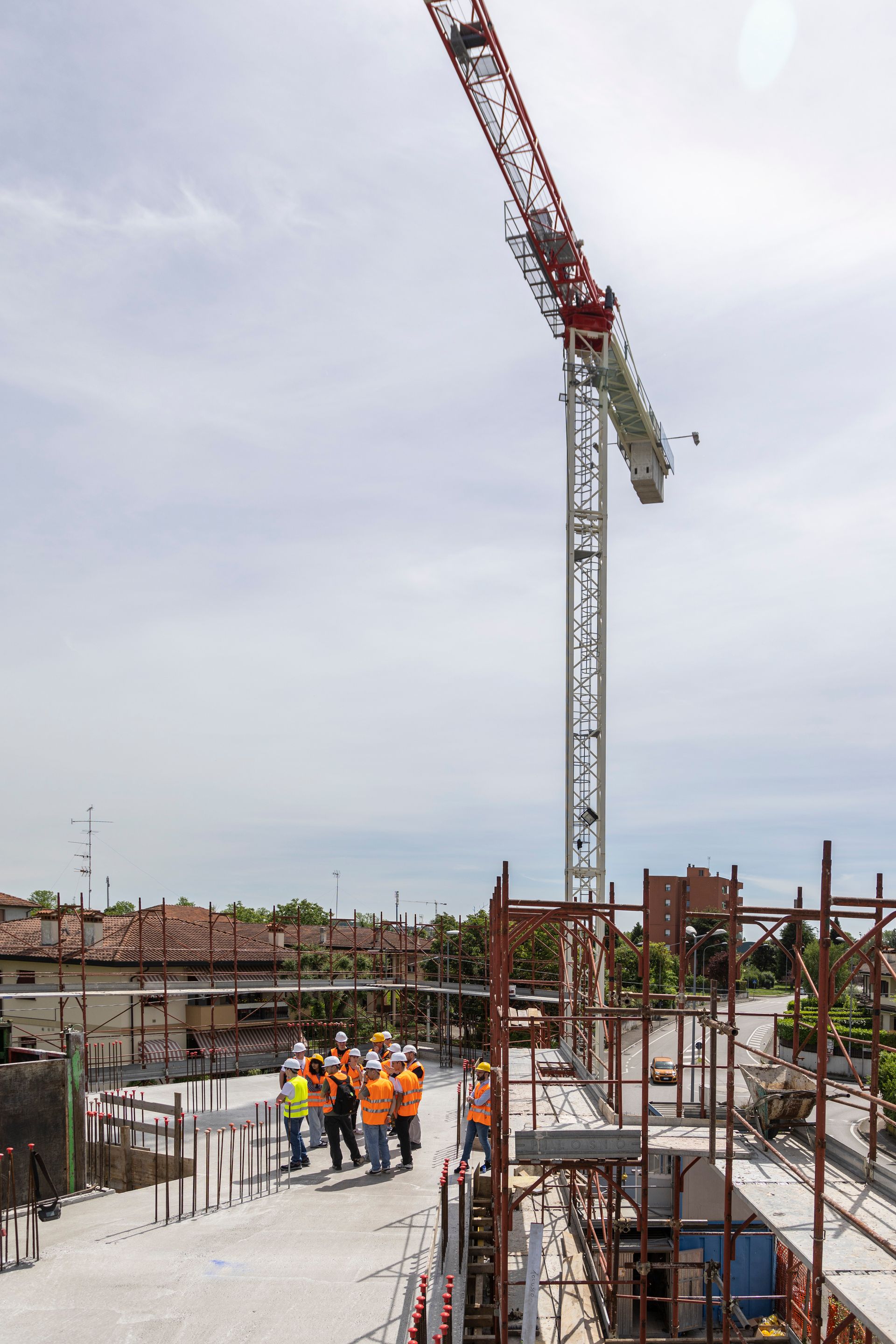 Con il cantiere sullo sfondo i dipendenti della Tolusso Costruzioni si confrontano sul lavoro