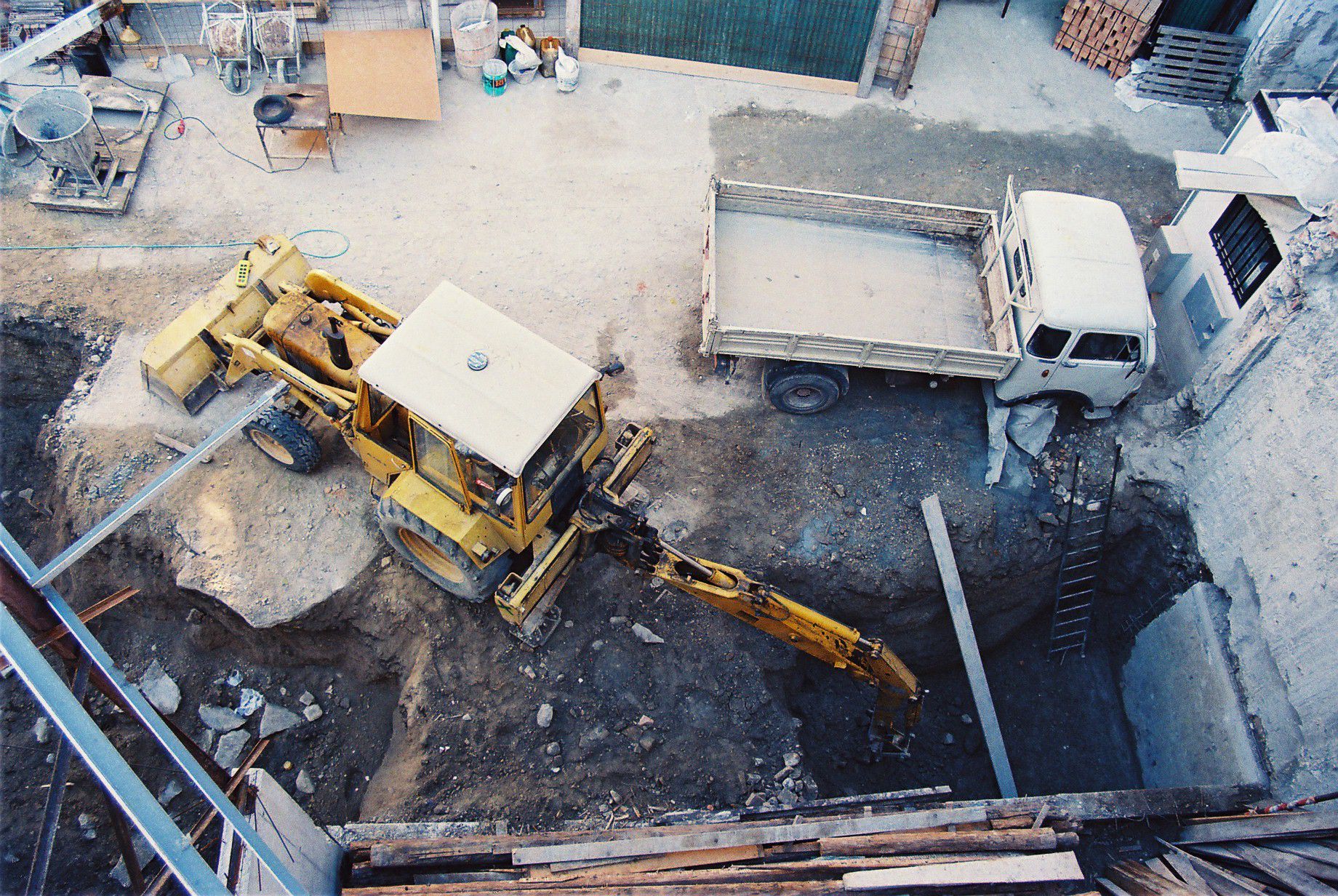 Mezzi dell'impresa di costruzioni edili Tolusso al lavoro in cantiere