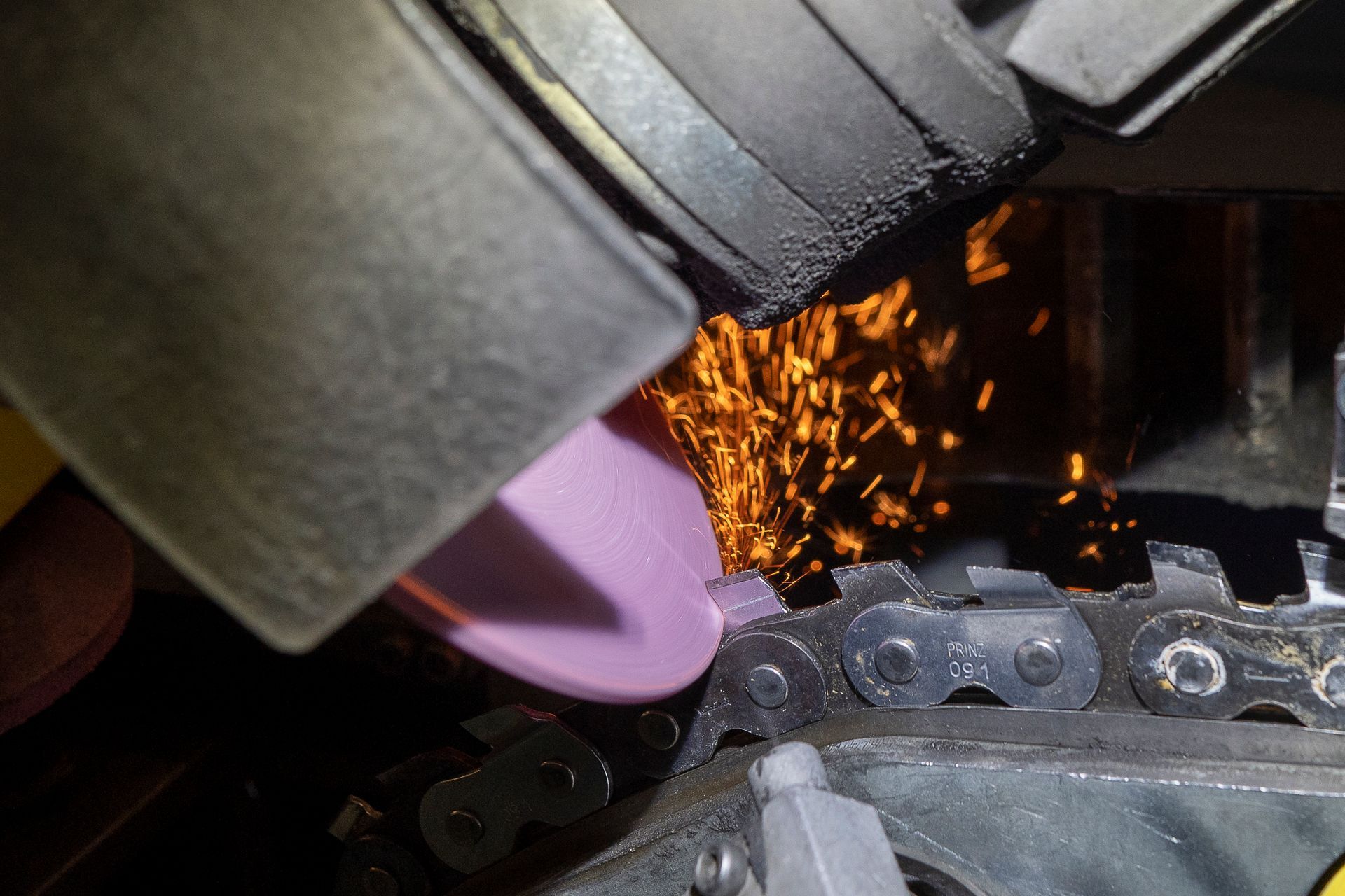 Macchina affila una lama circolare