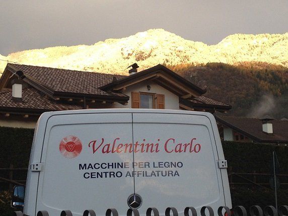 Operaio lavora il legno