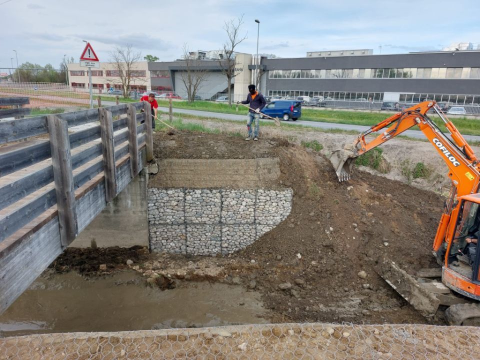 Lavori di risanamento corso d'acqua
