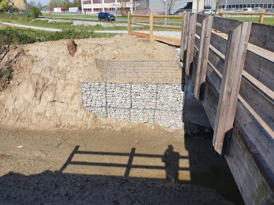 Lavoro di sistemazione fluviale