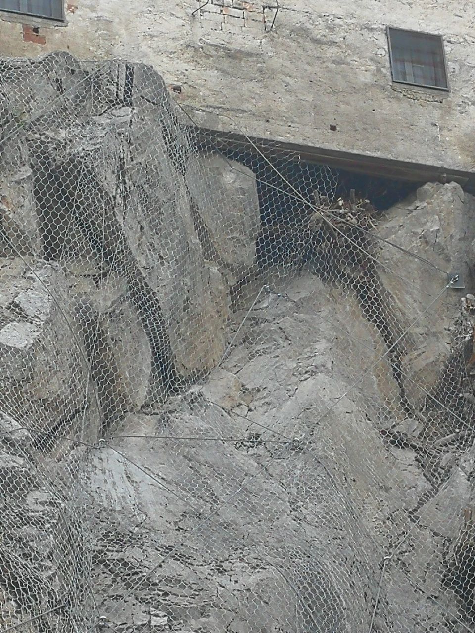 Lavoro di messa in sicurezza costone roccioso