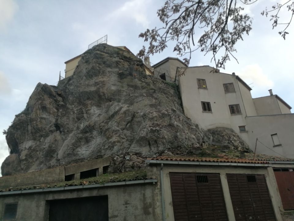 Realizzazione messa in sicurezza costone roccioso