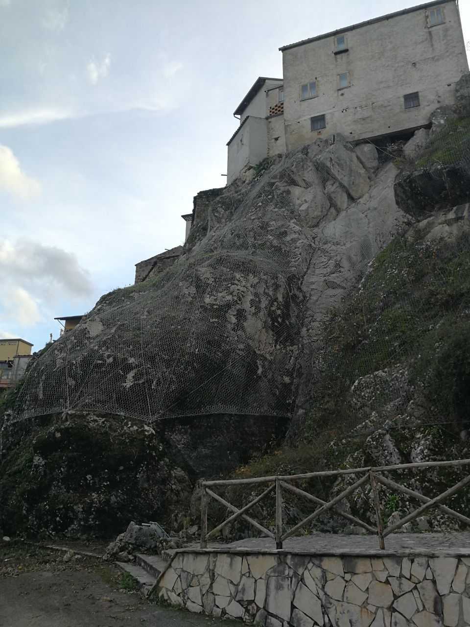 Lavoro di consolidamento versante