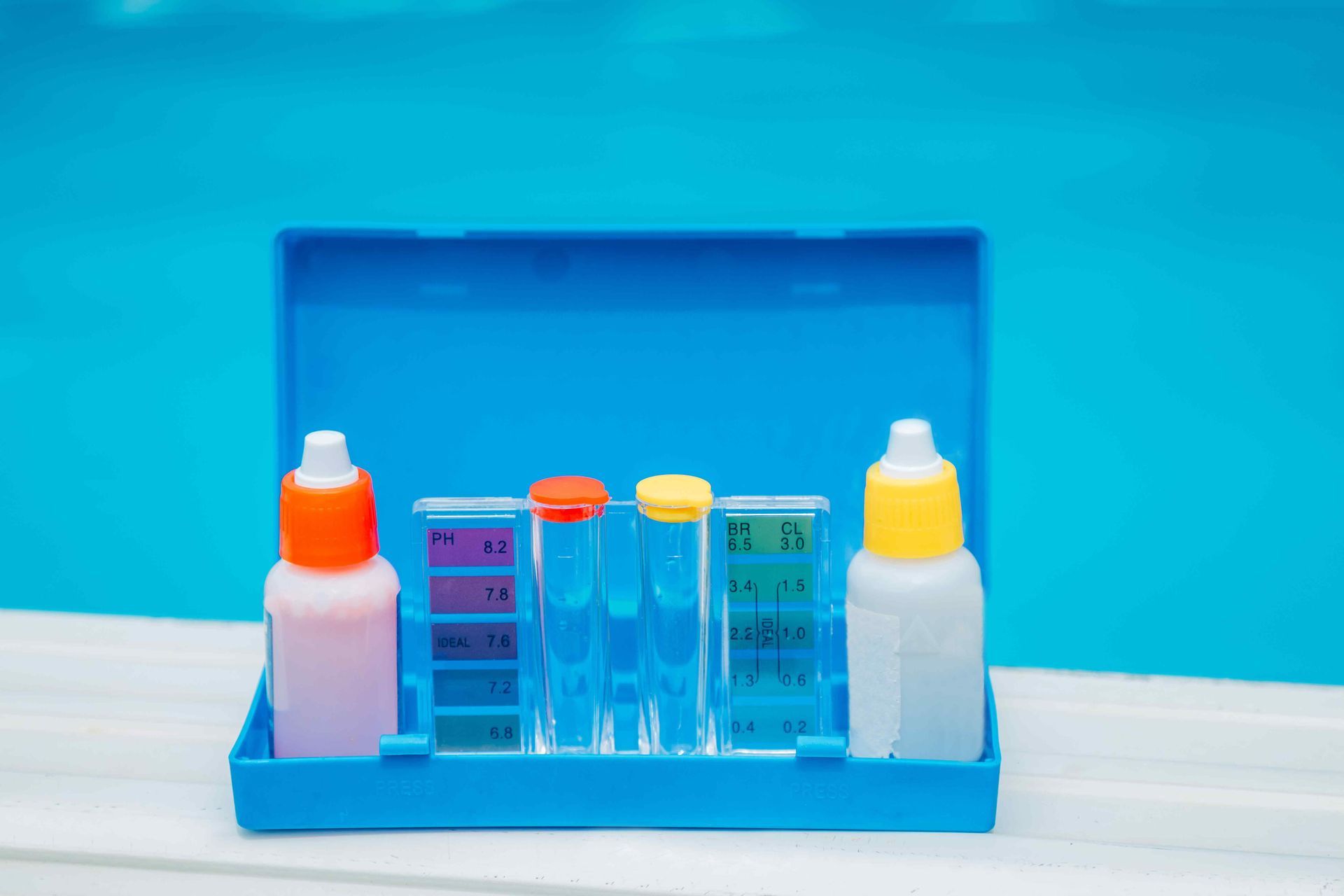 Swimming pool chemical testing kit