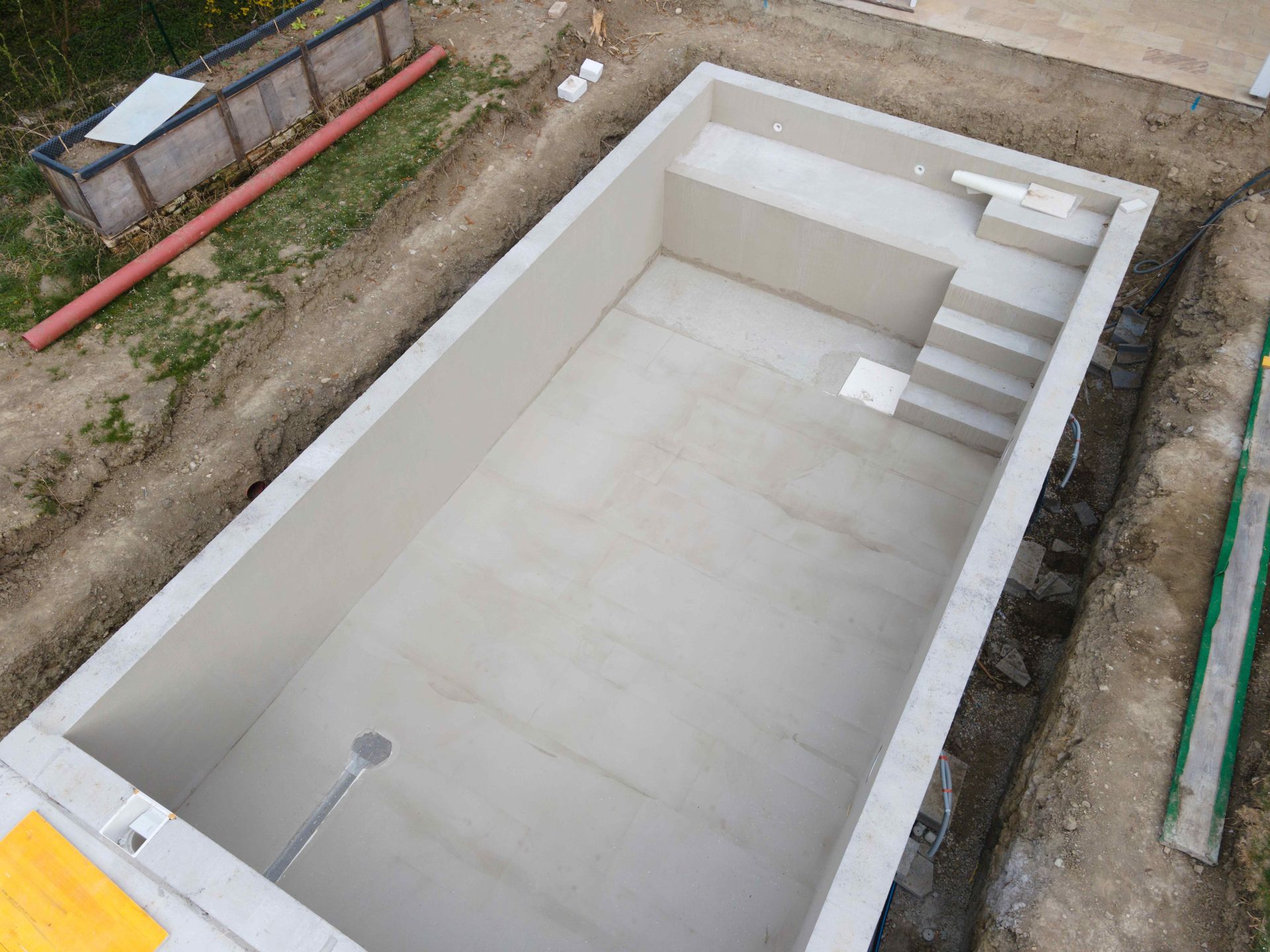 Swimming pool concrete mold drying