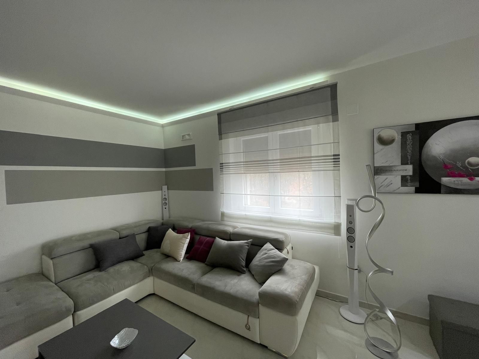 Un soggiorno con un divano e un tavolino da caffè