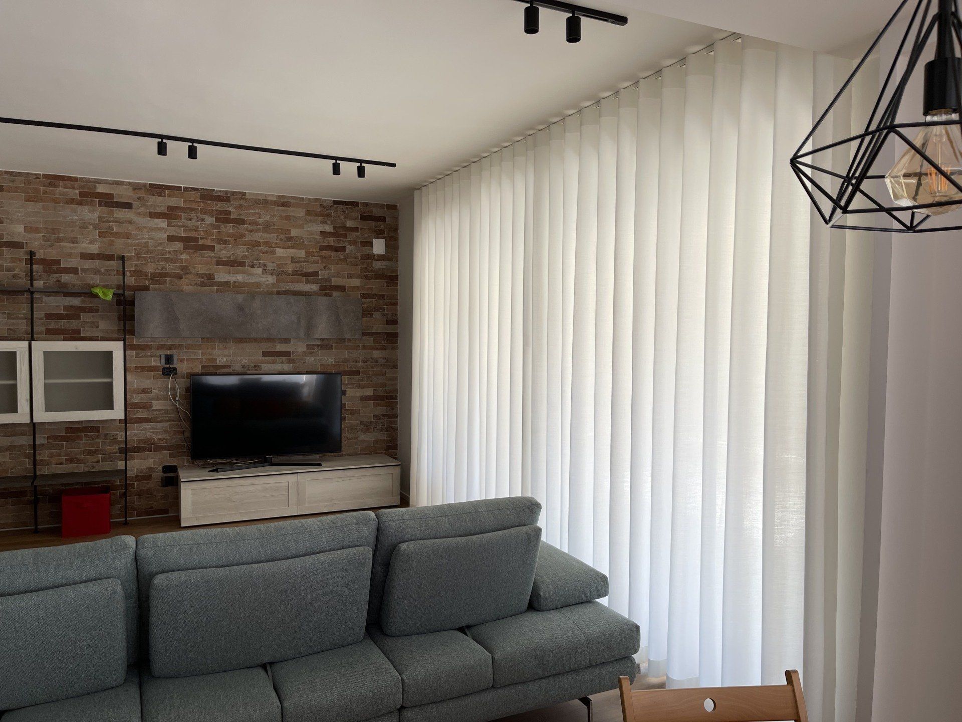 Un soggiorno con divano e tv a schermo piatto