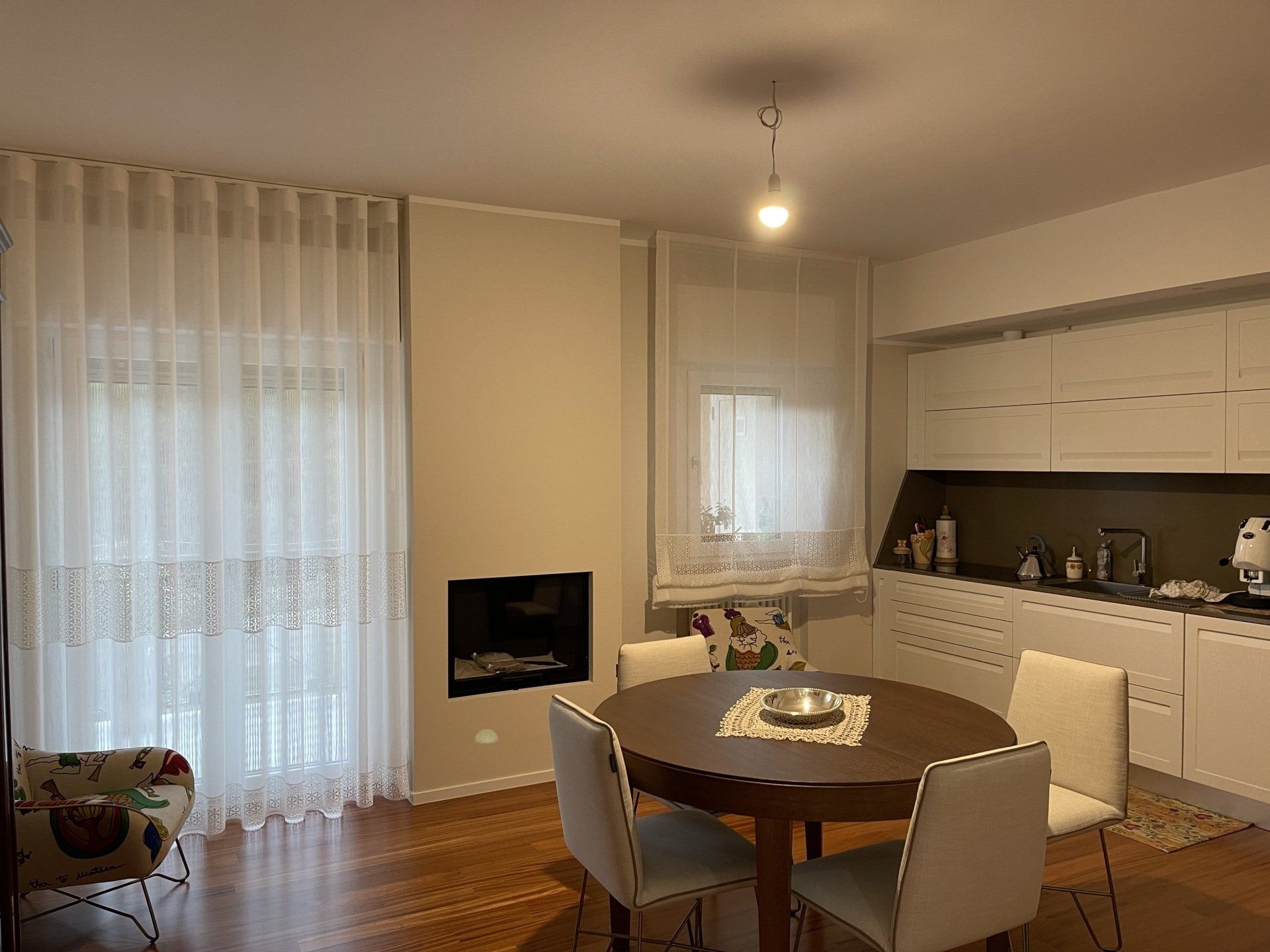 Una sala da pranzo con tavolo, sedie e camino.