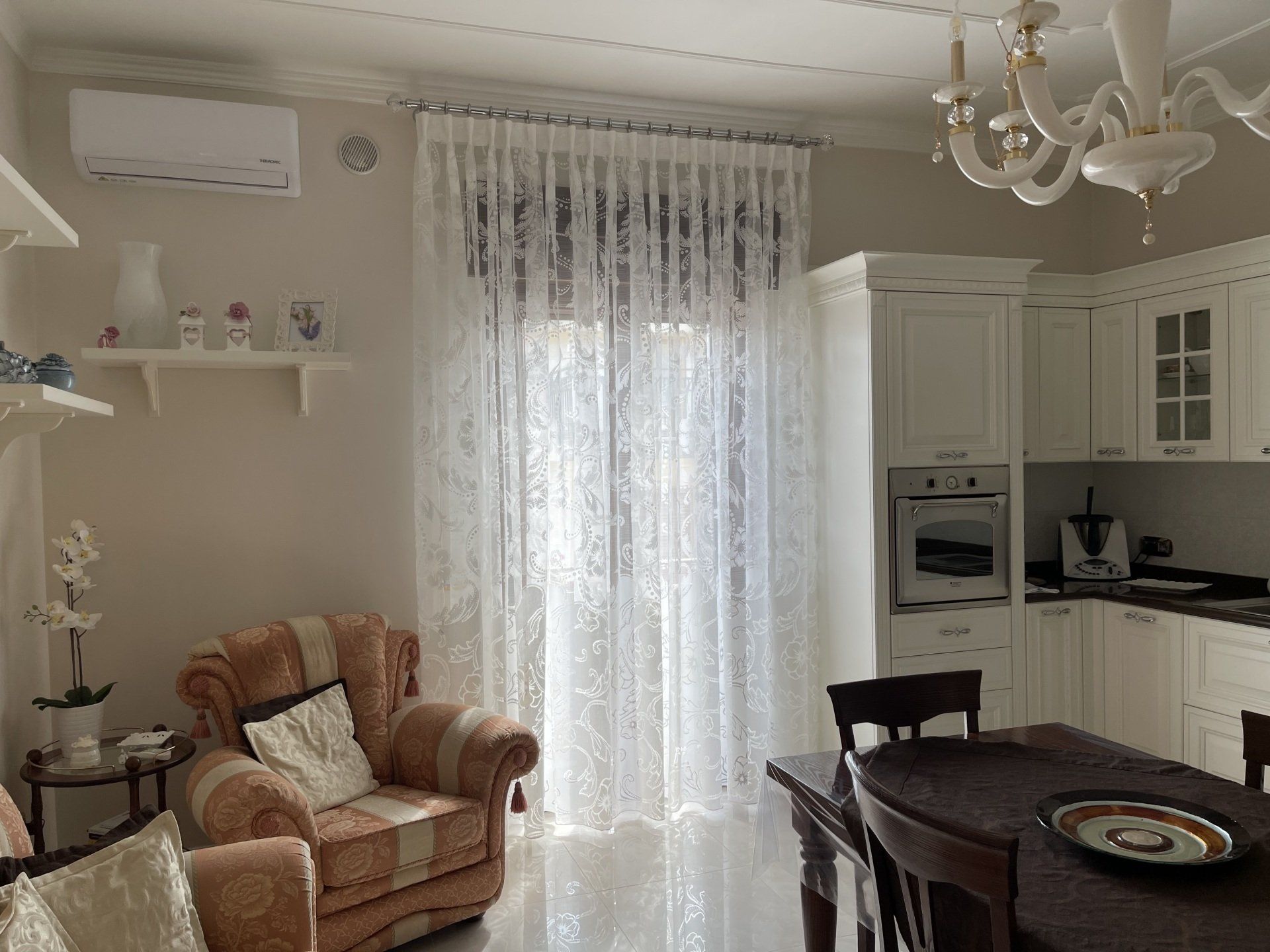 Un soggiorno con un divano, un tavolo e delle sedie