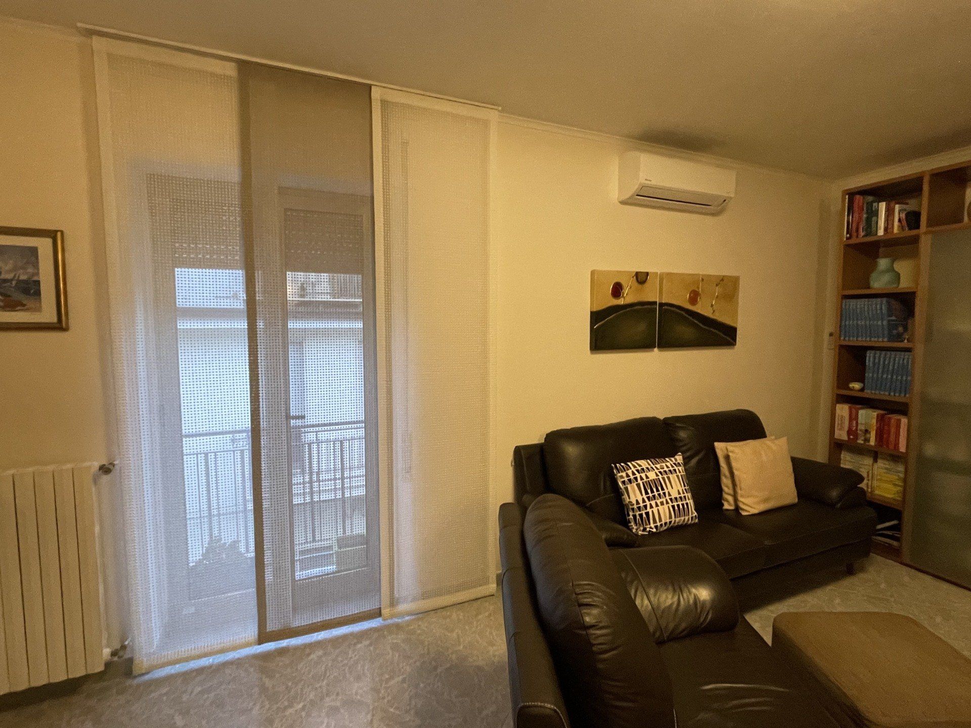 Un soggiorno con un divano e una libreria