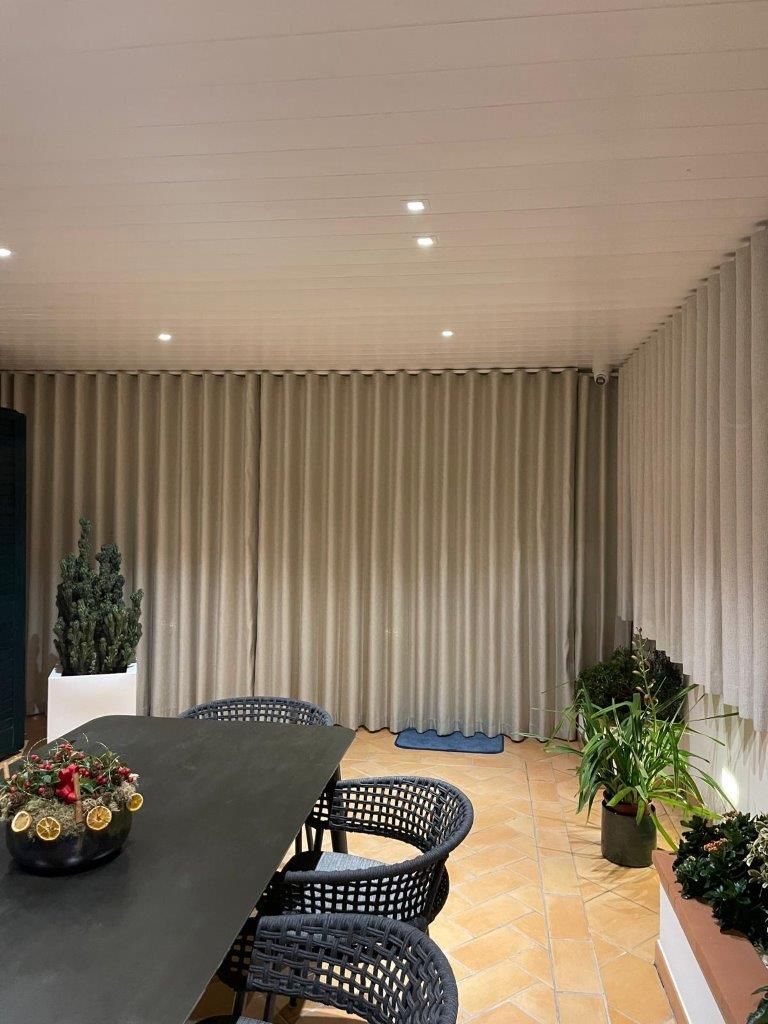 Una sala da pranzo con tavolo, sedie e tende.