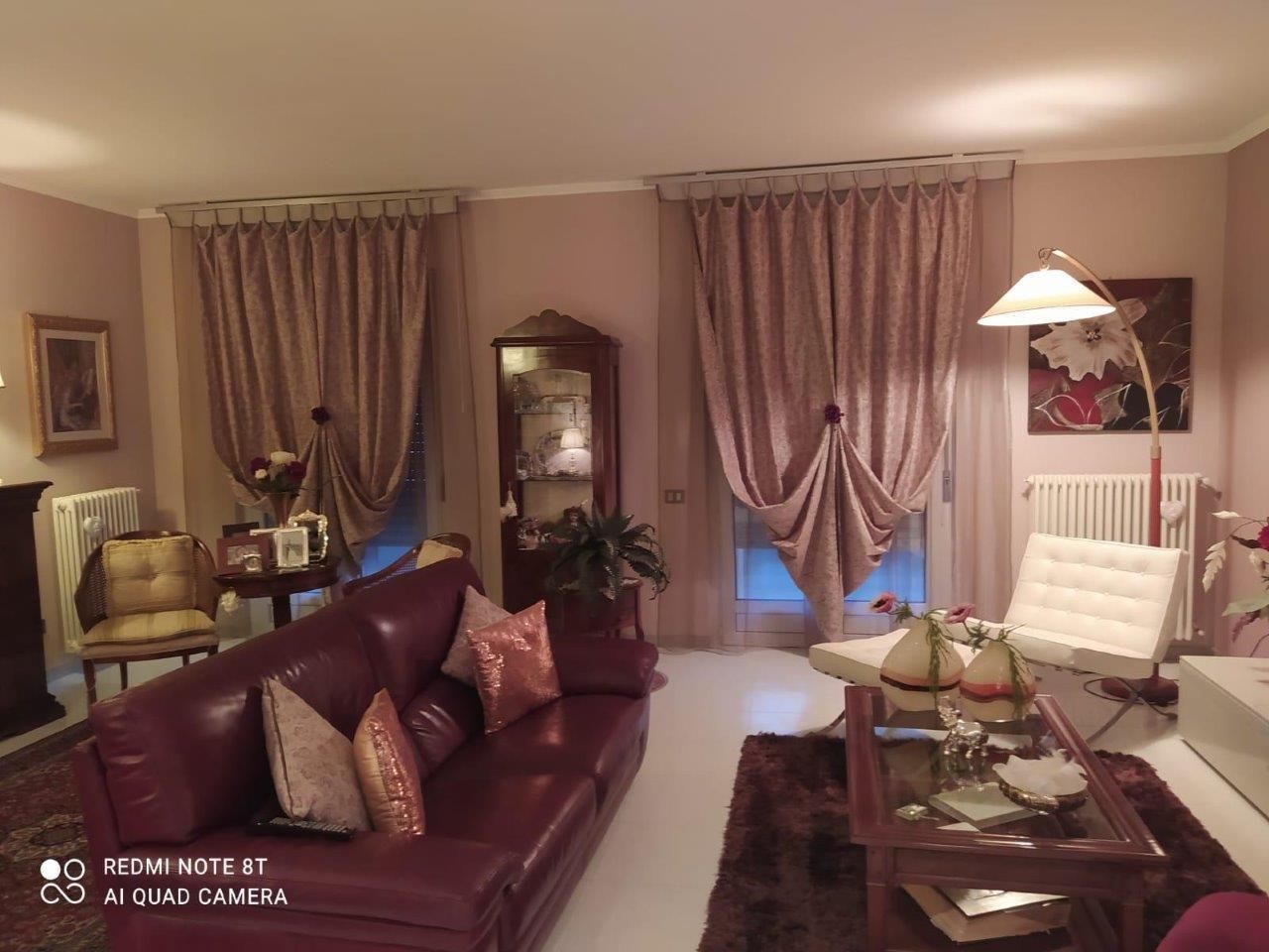 Un soggiorno con un divano e un tavolino da caffè