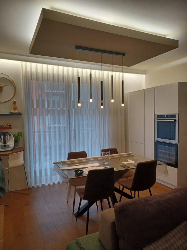 Un soggiorno con tavolo da pranzo, sedie e un divano.