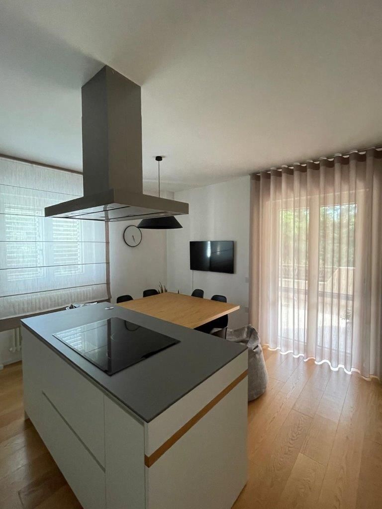 Una cucina con una grande isola e un piano cottura con forno.