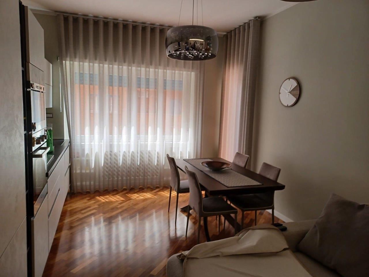 Un soggiorno con tavolo da pranzo e sedie