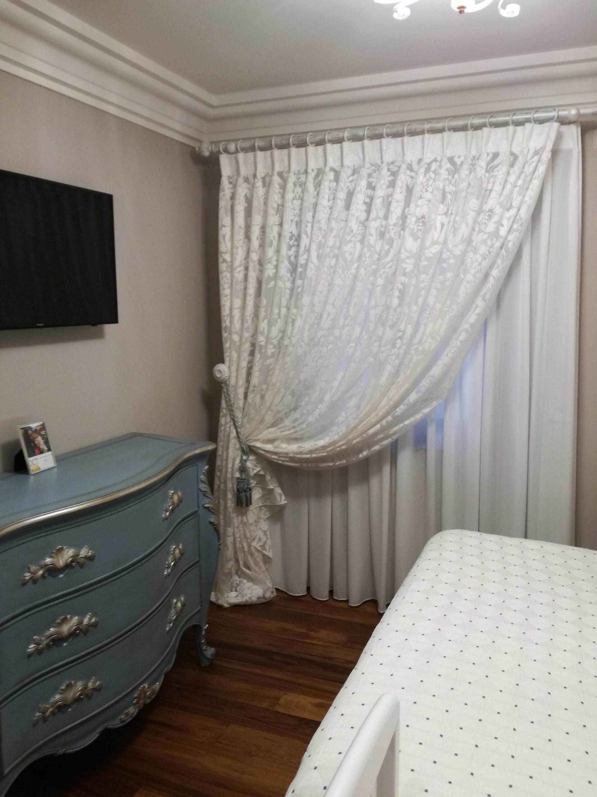 camera da letto con doppia tenda