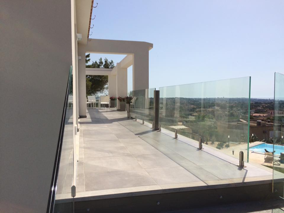 balcone di un hotel con ringhiera in vetro