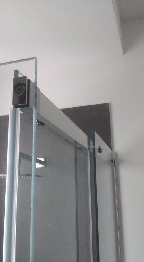 barra d'alluminio in cima a un box doccia