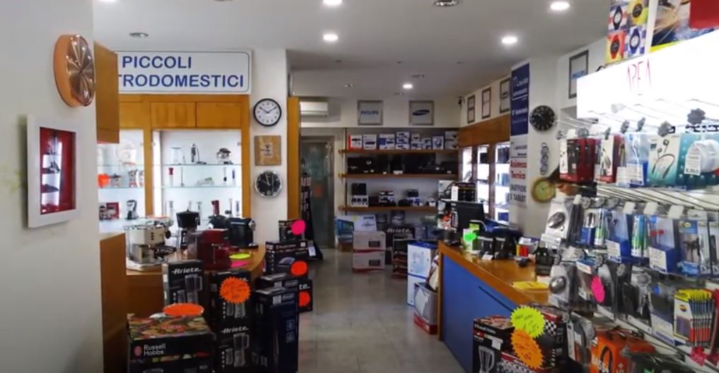 interni negozio con esposizione elettrodomestici