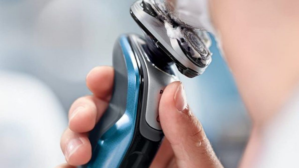 uomo mentre utilizza regolabarba