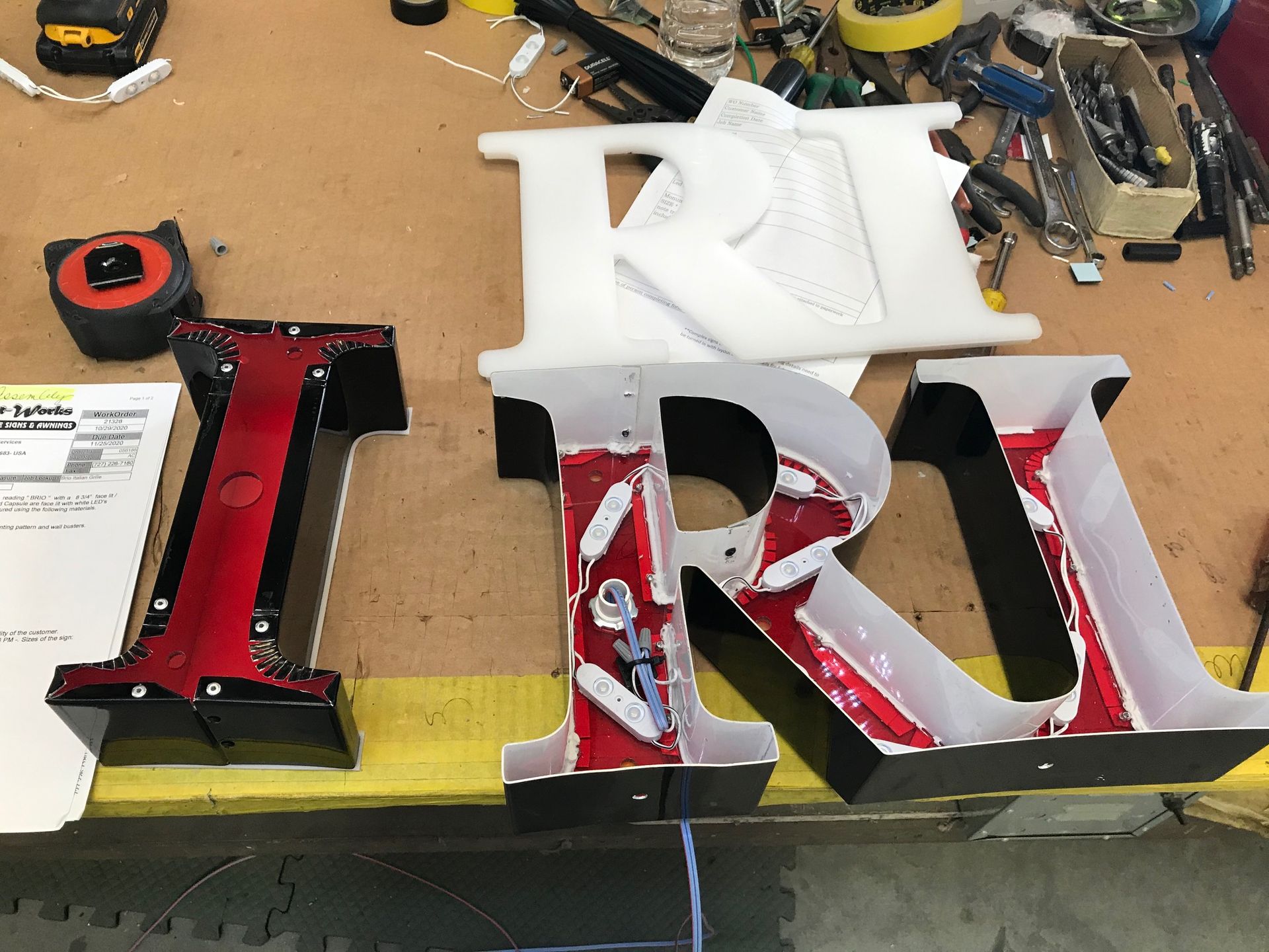 A red and white sign that says iri on it