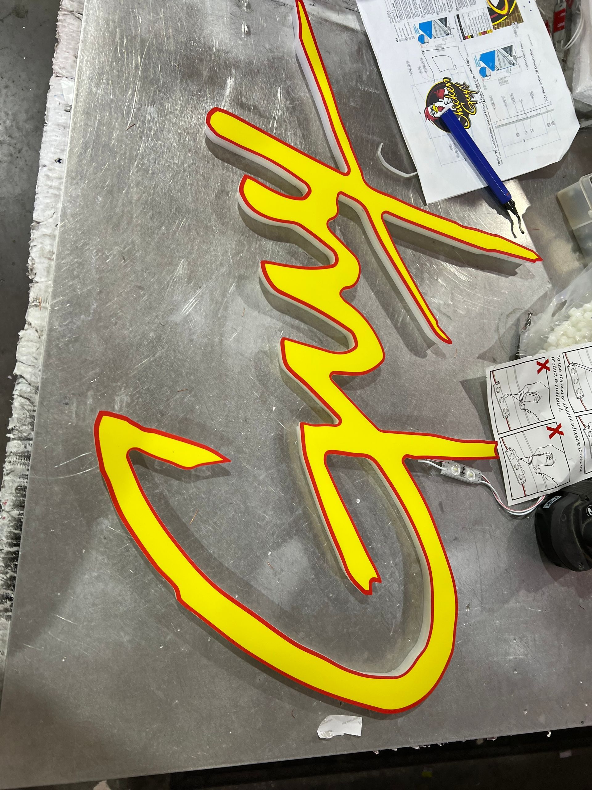 A yellow and red sign with the word g on it