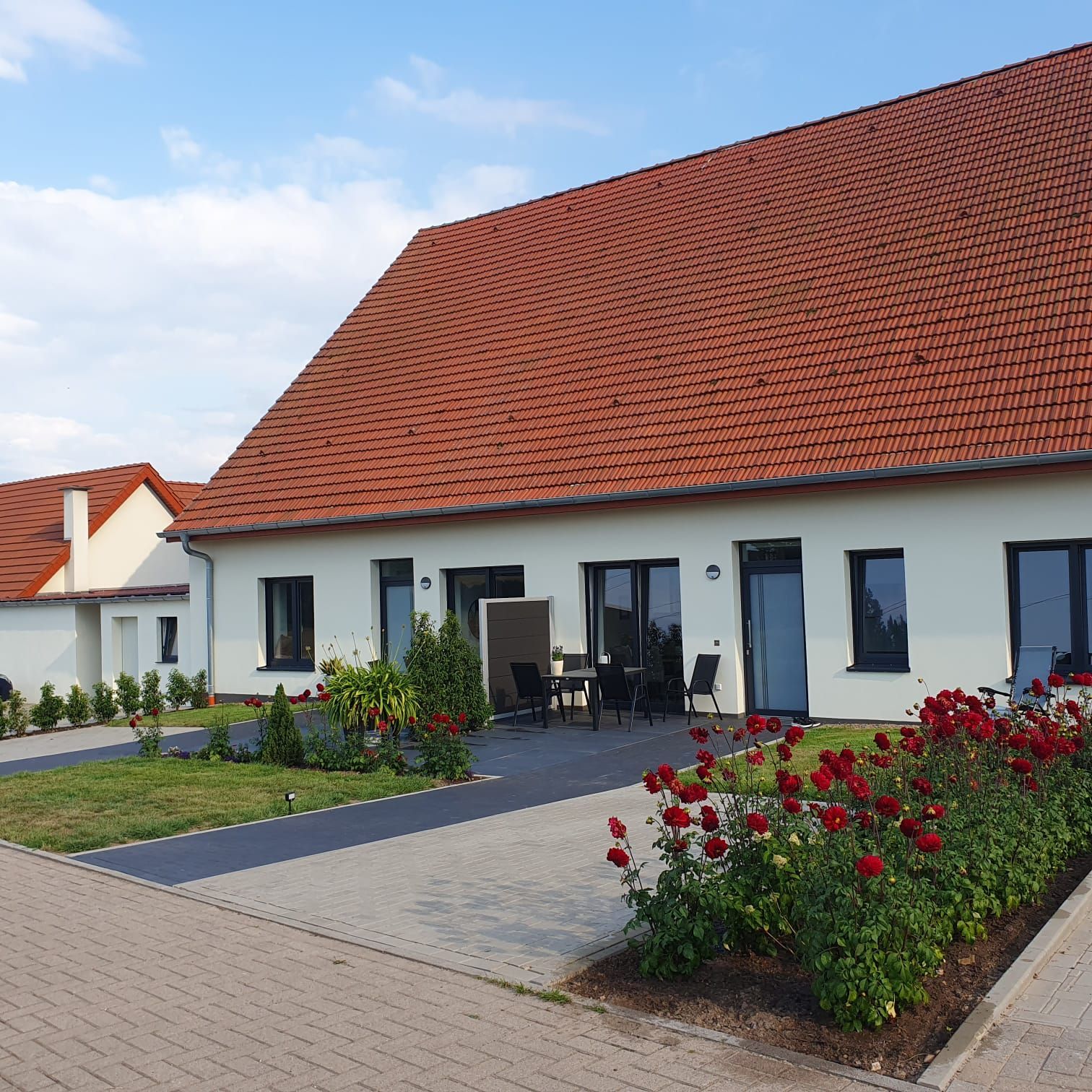 Außenansicht von Haus Ossenbrock in Bissendorf mit Garten und Terrasse