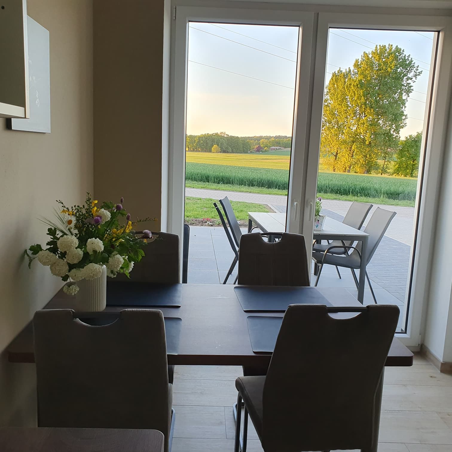 Blick aus der Ferienwohnung über die Terrasse auf Felder bei Bissendorf