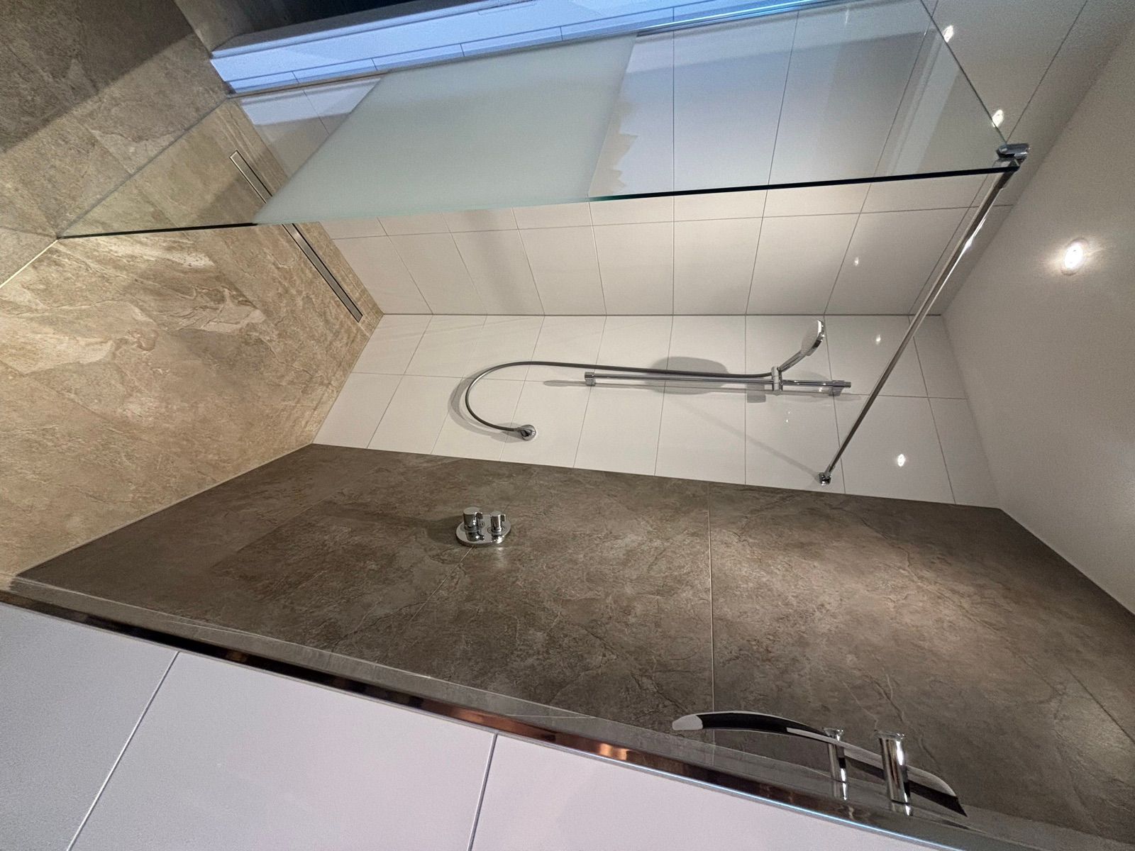 Ebenerdige Walk-in-Dusche im Bad der Ferienwohnung Haus Ossenbrock in Bissendorf