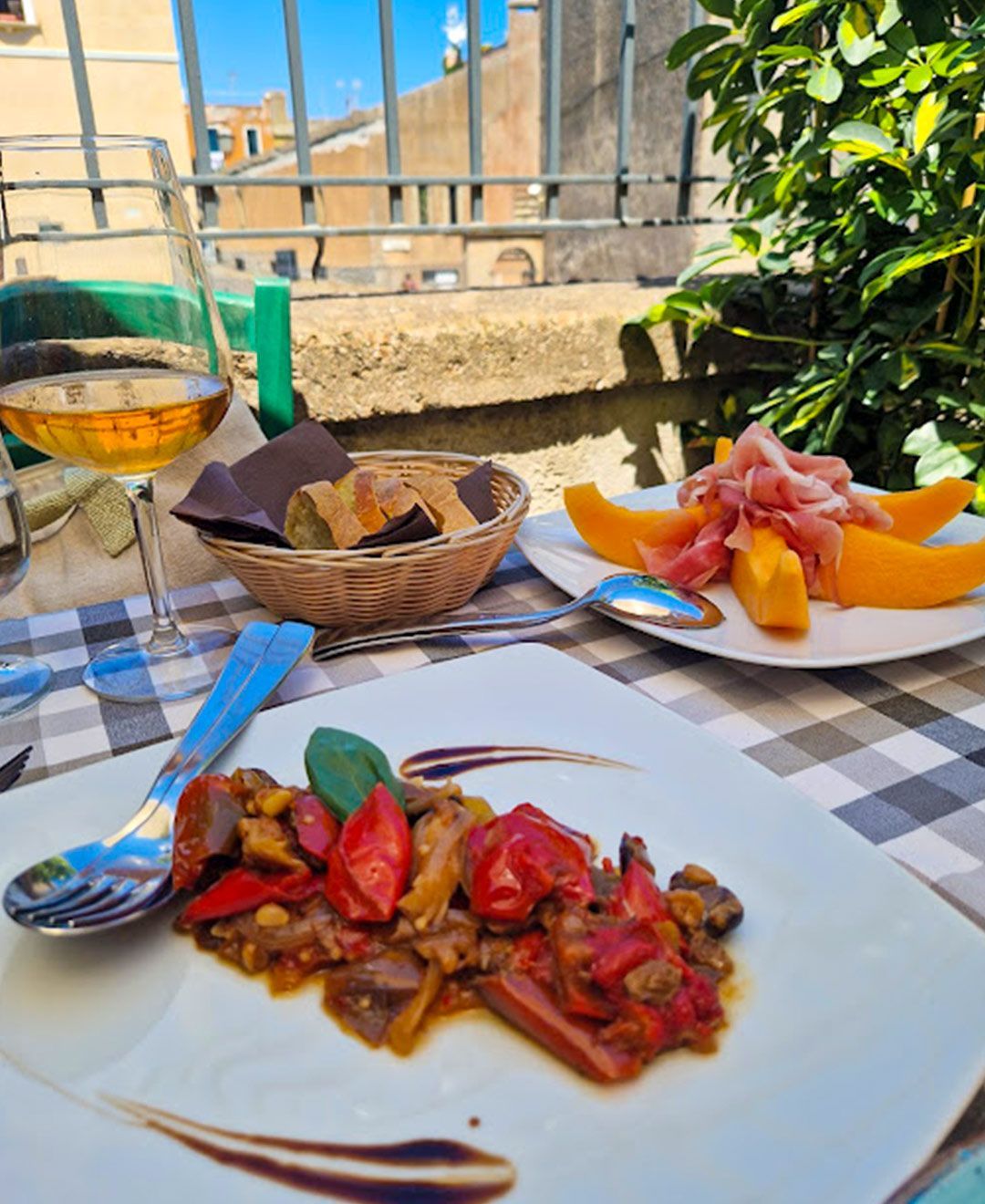 Un piatto di cibo e un bicchiere di vino su un tavolo