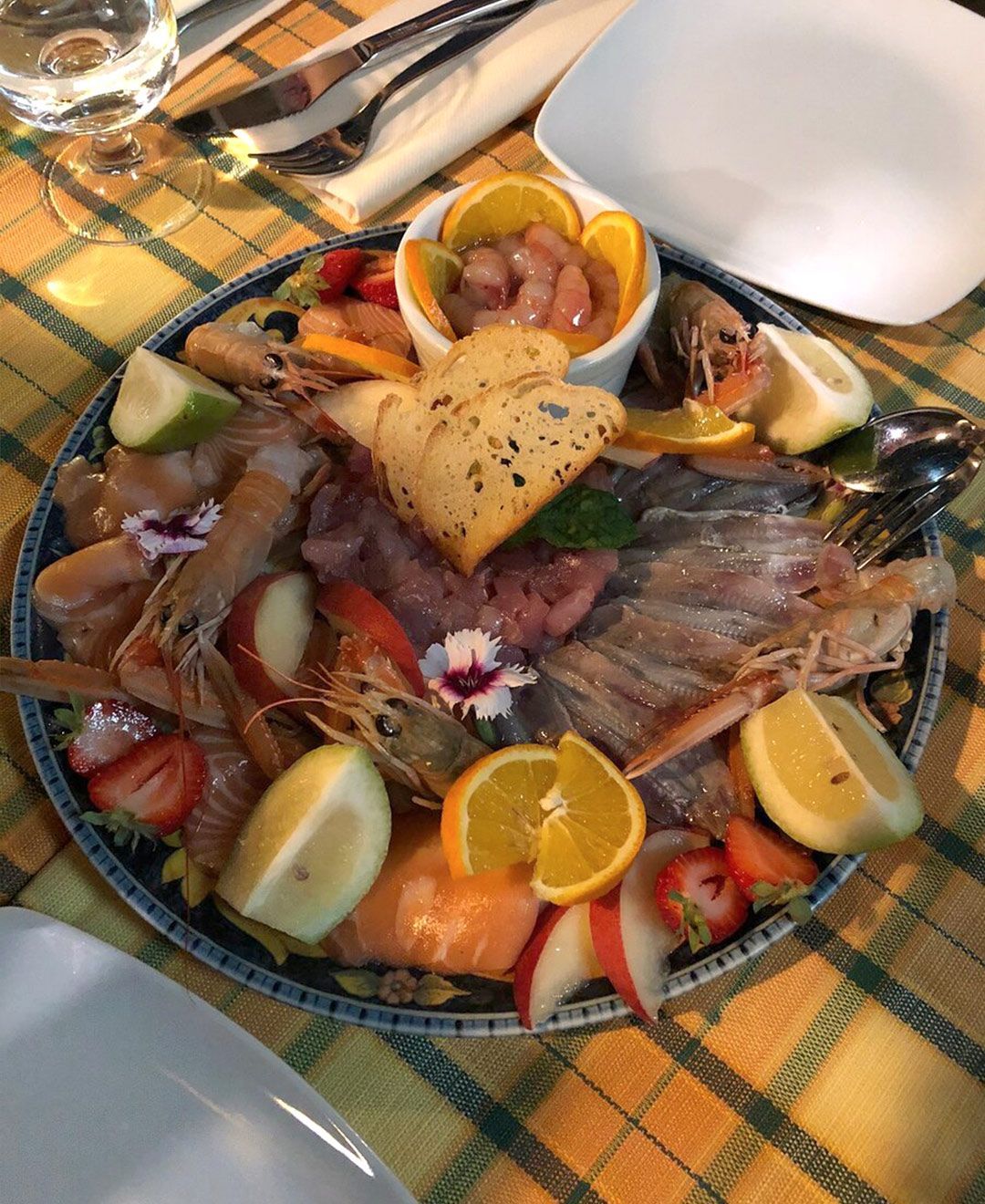 Un piatto di frutti di mare e frutta su un tavolo
