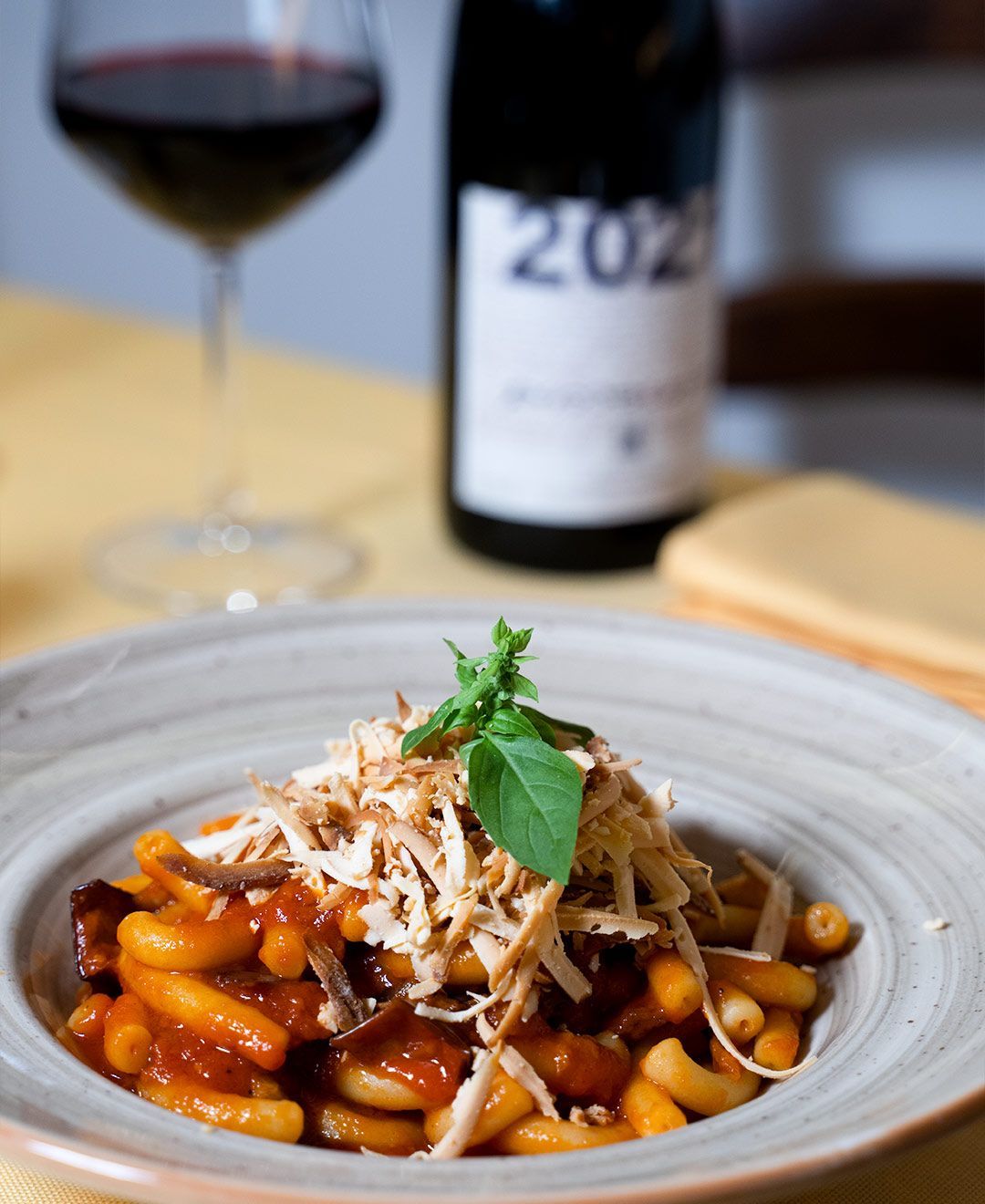 Una bottiglia di vino con l'anno 2012