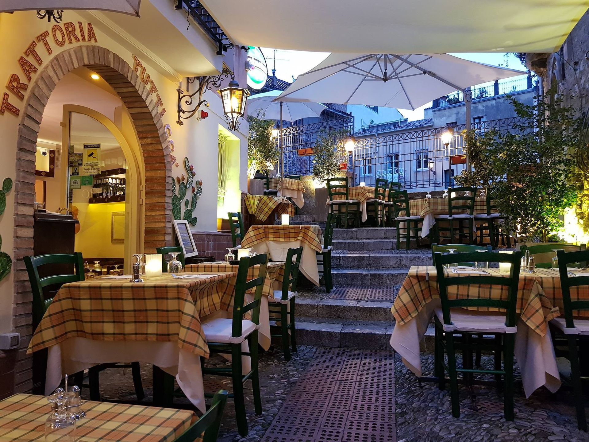 Un ristorante con tavoli e sedie e un cartello che dice trattoria