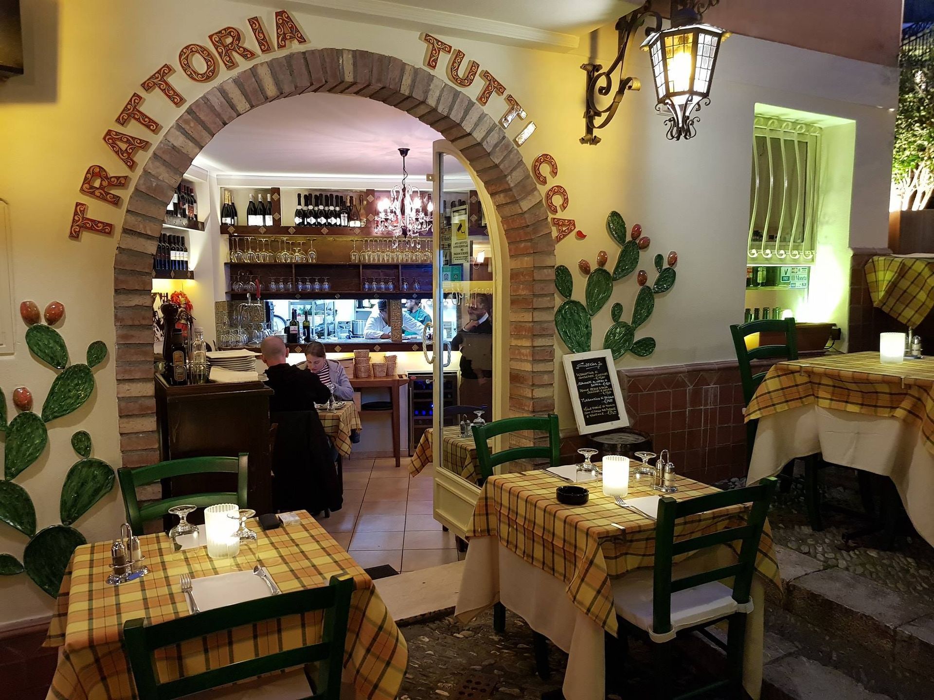 Un ristorante con tavoli e sedie e un cartello che dice trattoria