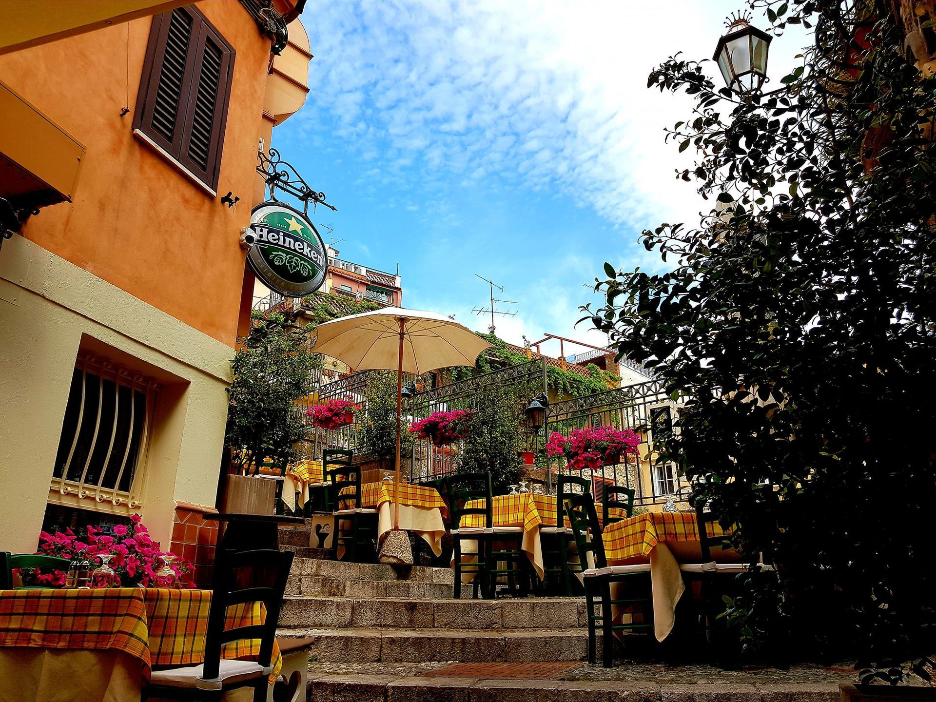 Un cartello per heineken è appeso al lato di un edificio